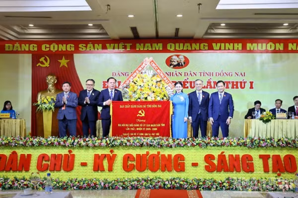 Phó Bí thư Thường trực Tỉnh ủy Đồng Nai Tôn Ngọc Hạnh tặng bức trướng của Ban Chấp hành Đảng bộ tỉnh tặng đại hội.