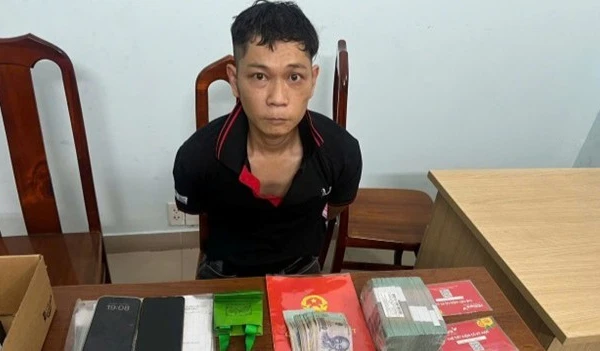 Đối tượng Đỗ Văn Được bị bắt giữ, cùng tang vật.