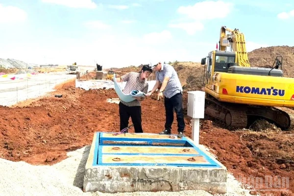 Kỹ sư, nhân viên Công ty cổ phần Cấp nước Đồng Nai kiểm tra hạng mục cuối cùng đồng hồ tổng để cấp nước cho sân bay quốc tế Long Thành trong ngày 18/12.