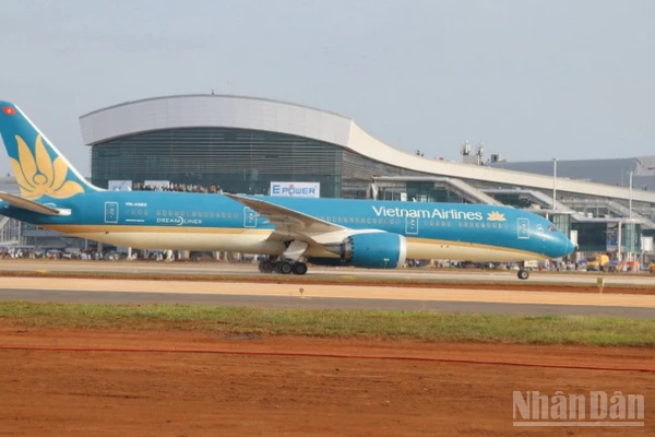 Máy bay đầu tiên hạ cánh tại sân bay Long Thành.