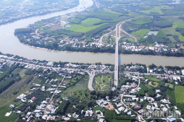 Cầu Thủ Biên bắc qua sông Đồng Nai, kết nối Đồng Nai và Thành phố Hồ Chí Minh.