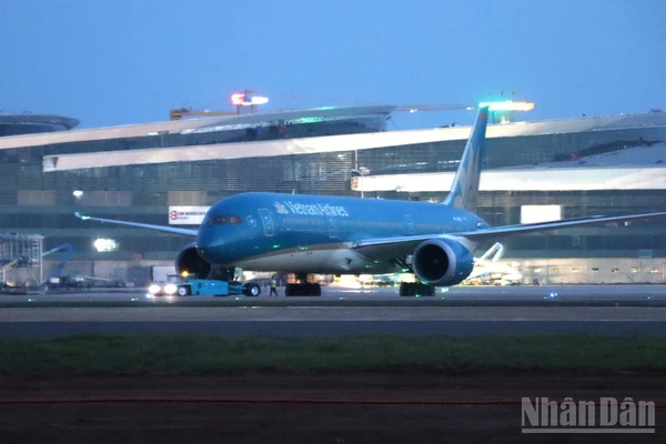 Khoảng 18 giờ, chuyến bay mang số hiệu VN5002 cất cánh thành công từ sân bay Long Thành.
