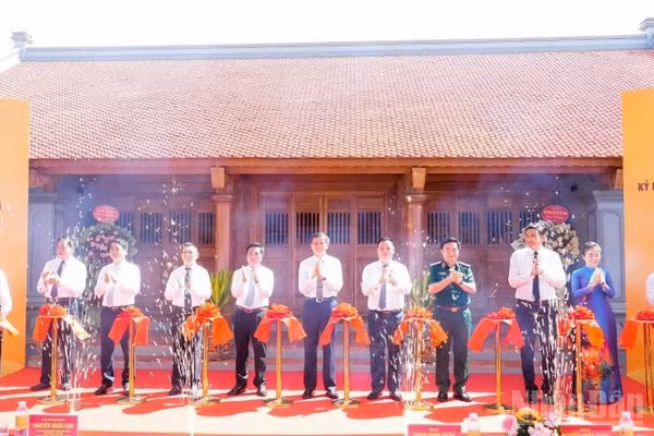 Các đồng chí lãnh đạo, nguyên lãnh đạo Đảng, Nhà nước, Quân khu 4, tỉnh Nghệ An cắt băng khánh thành Dự án tu bổ, tôn tạo Di tích nhà thờ và mộ đồng chí Hồ Tùng Mậu.