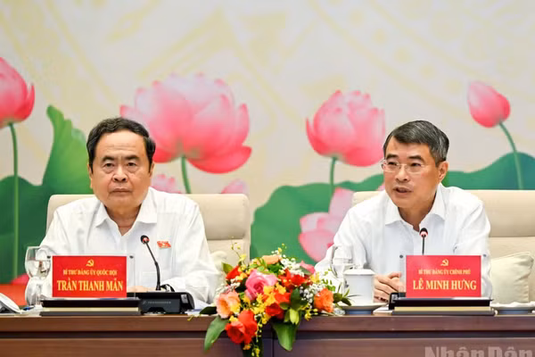 Bí thư Đảng ủy Quốc hội, Chủ tịch Quốc hội Trần Thanh Mẫn và Bí thư Đảng ủy Chính phủ, Thủ tướng Chính phủ Lê Minh Hưng chủ trì hội nghị. (Ảnh: DUY LINH)