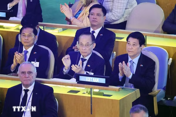 Chủ tịch nước Lương Cường và thành viên đoàn Việt Nam tham dự Phiên họp cấp cao Kỷ niệm 80 năm thành lập Liên hợp quốc. (Ảnh: Lâm Khánh/TTXVN)
