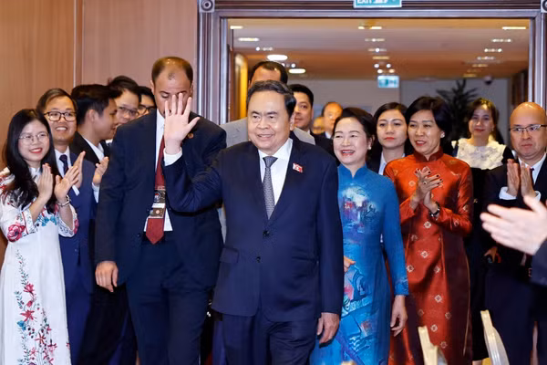 Chủ tịch Quốc hội Trần Thanh Mẫn và Phu nhân gặp gỡ cán bộ nhân viên Đại sứ quán và cộng đồng người Việt Nam tại Thổ Nhĩ Kỳ. (Ảnh: Doãn Tấn/TTXVN)