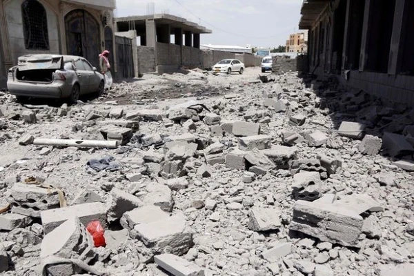Cảnh đổ nát sau các cuộc không kích nhằm vào các mục tiêu của Houthi tại Sanaa, Yemen. (Ảnh: THX/TTXVN)