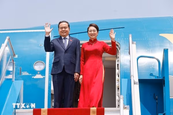 Chủ tịch Quốc hội Trần Thanh Mẫn và Phu nhân rời Hà Nội, lên đường tham dự AIPA-46 và thăm chính thức Malaysia. (Ảnh: Doãn Tấn/TTXVN)