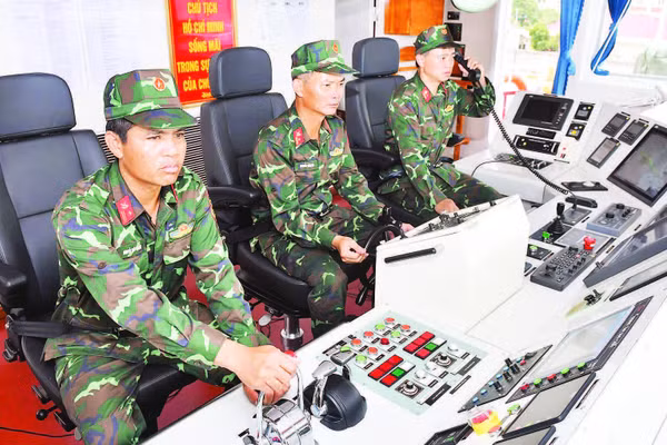 Chiến sĩ Tàu 51-11-86, Lữ đoàn 649 nghiên cứu làm chủ trang thiết bị hiện đại, bảo đảm vận hành phương tiện vận tải an toàn, hiệu quả. (Ảnh ĐĂNG KHOA)