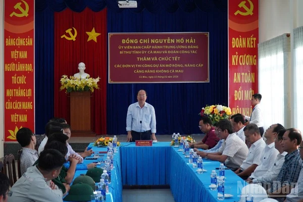 Ủy viên Trung ương Đảng, Bí thư Tỉnh ủy Nguyễn Hồ Hải (đứng) làm việc với đơn vị thi công Dự án nâng cấp Cảng Hàng không Cà Mau vào chiều muộn 23/2.