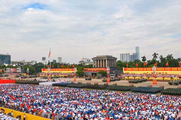 Dàn khí tài đi qua Quảng trường Ba Đình.