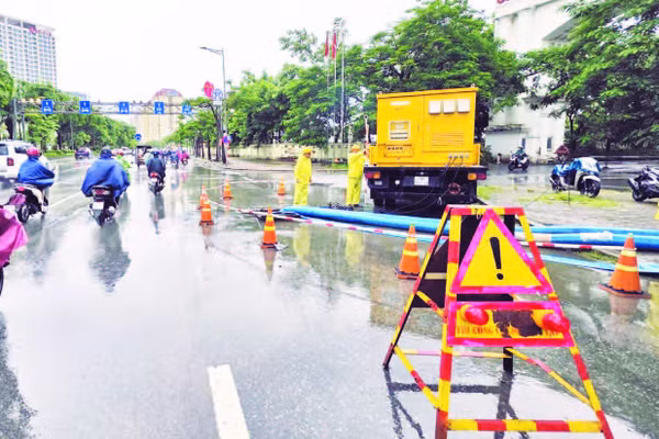 Công nhân Công ty Thoát nước Hà Nội khắc phục úng ngập.