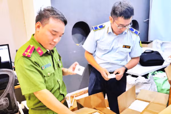 Lực lượng liên ngành kiểm tra hàng hóa có dấu hiệu xâm phạm quyền sở hữu trí tuệ.