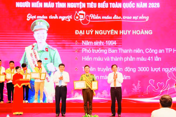 Đại úy Nguyễn Huy Hoàng được tôn vinh là một trong 100 người hiến máu tình nguyện tiêu biểu toàn quốc năm 2026