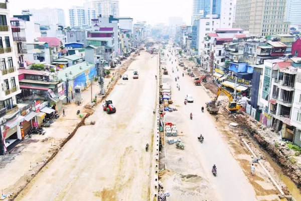 Đường Vành đai 1 đoạn Hoàng Cầu-Voi Phục đang khẩn trương thi công, quyết tâm hoàn thành vào dịp Quốc khánh 2/9 (Ảnh CÔNG PHẠM)