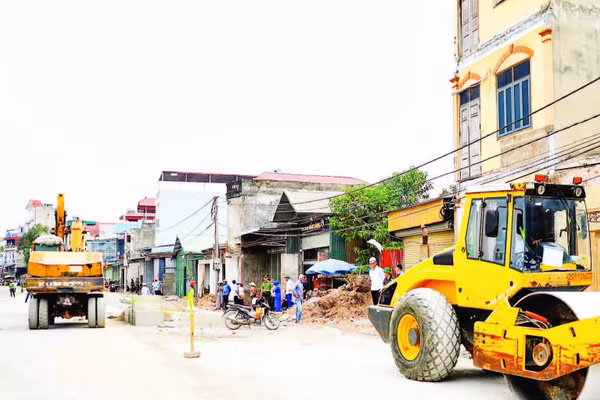 Quốc lộ 21B được giải phóng mặt bằng xong đến đâu, đơn vị thi công tập trung máy móc làm đến đó (Ảnh THÁI QUANG)