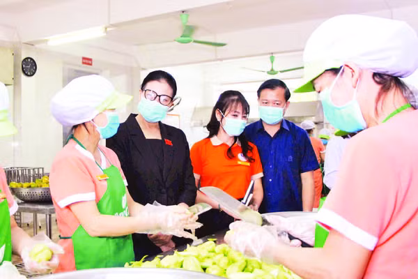Đoàn giám sát của Ban Văn hóa-Xã hội (Hội đồng nhân dân Thành phố Hà Nội) khảo sát bếp ăn bán trú tại Trường mầm non Triều Khúc, phường Thanh Liệt.