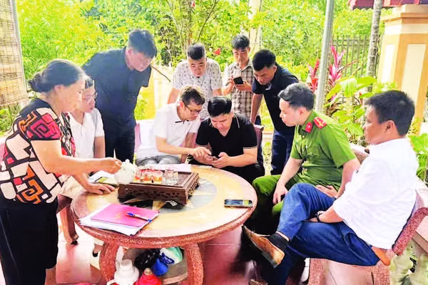 Cán bộ xã Suối Hai hướng dẫn người dân cập nhật thông tin lên cơ sở dữ liệu quốc gia về đất đai.