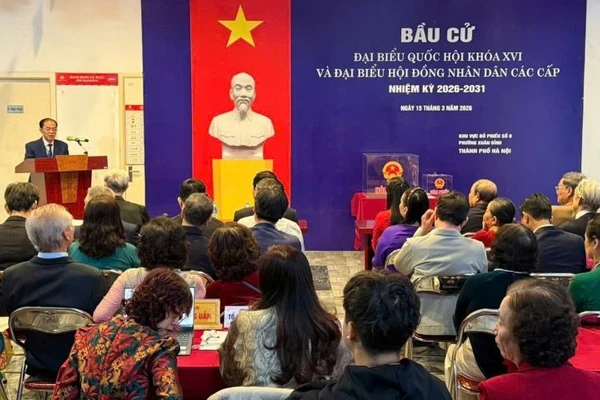 Cử tri phường Xuân Đỉnh phấn khởi đi bầu cử.