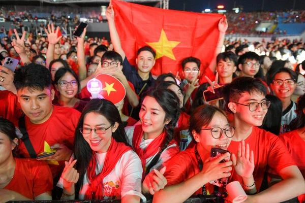 Khán giả trẻ “cháy” cùng mỗi khoảnh khắc của chương trình văn nghệ chính luận “Tổ quốc trong tim”. (Ảnh Thế Đại)