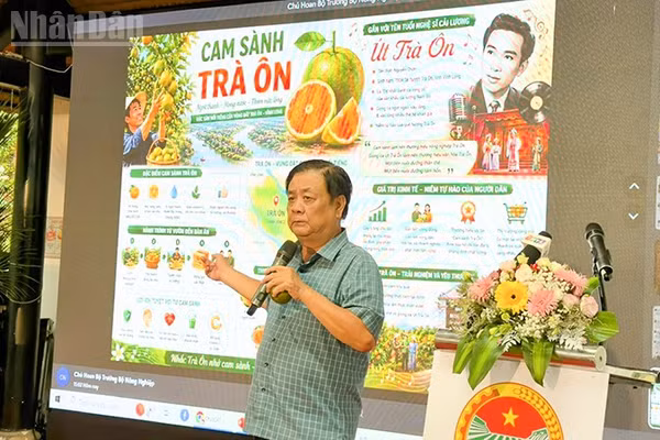 Đồng chí Lê Minh Hoan trình bày tại buổi tọa đàm. 