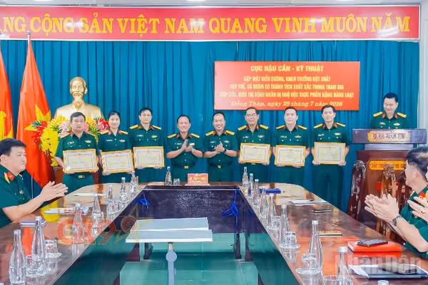 Cục Hậu cần-Kỹ thuật đã trao thưởng cho các tập thể và cá nhân thuộc Bệnh viện Quân y 120.