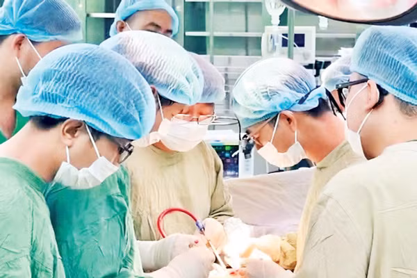 Các bác sĩ Bệnh viện Nhân dân 115 và Bệnh viện đa khoa Bà Rịa phối hợp thực hiện thành công ca phẫu thuật tạo hình cho bệnh nhân bị loét tỳ đè độ IV.