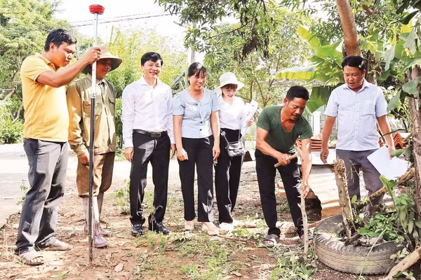 Cán bộ xã Bù Đăng hỗ trợ Nhân dân giải quyết thủ tục hành chính về đất đai.