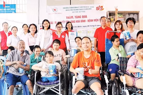 Đoàn công tác Hội Chữ thập đỏ Thành phố Hồ Chí Minh thăm, tặng quà cho học sinh có hoàn cảnh khó khăn và trẻ em khuyết tật tại làng Hòa Bình (Bệnh viện Từ Dũ).