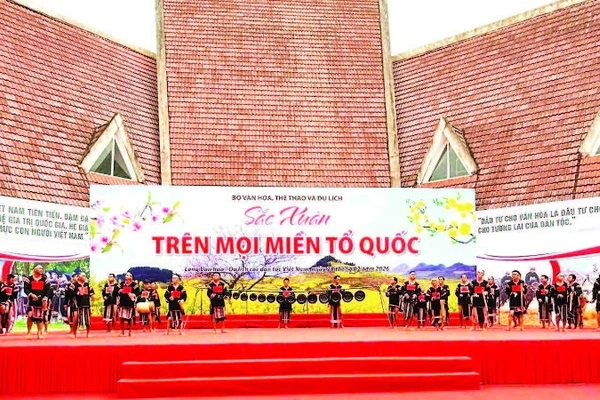 Đoàn nghệ nhân dân tộc Ê Đê tỉnh Đắk Lắk biểu diễn tại chương trình “Sắc xuân trên mọi miền Tổ quốc” tại Làng Văn hóa các dân tộc Việt Nam tháng 2/2026.
