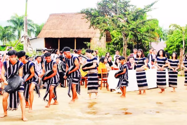 Thanh, thiếu niên người Cơ Ho biểu diễn cồng chiêng, dân vũ phục vụ du khách tại Làng K'Ho Cil.