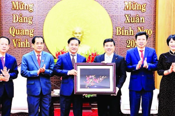 Thường trực Tỉnh ủy Lâm Đồng tặng quà lưu niệm lãnh đạo tỉnh Bolykhamxay.