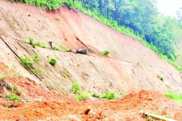 Nhiều tuyến đường giao thông các xã phía tây tỉnh Quảng Ngãi hư hỏng sau mưa lũ đang được đầu tư sửa chữa.