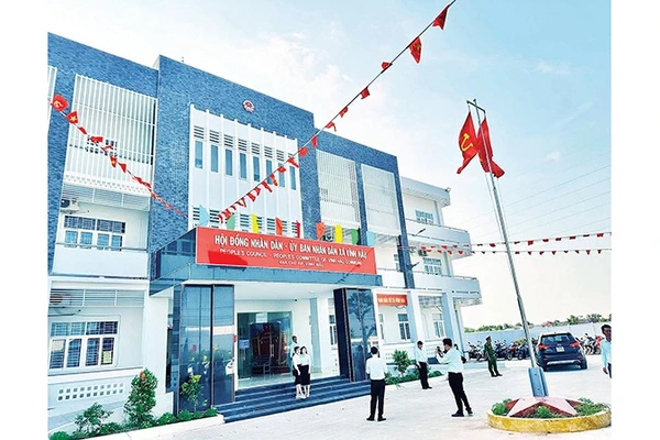 Trụ sở Ủy ban nhân dân Vĩnh Hậu, xã vùng ven biển ngày cận Tết.