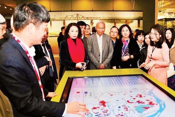 Các đại biểu tìm hiểu về không gian trưng bày tại Bảo tàng Hà Nội qua môi trường số.