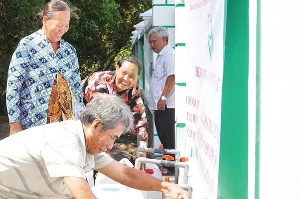 Người dân phường Vĩnh Châu vui mừng vì có nước sạch sử dụng miễn phí.