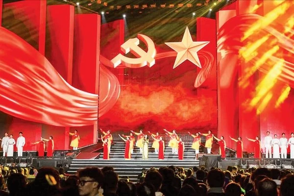 Liên khúc “Lá cờ Đảng-Việt Nam ơi mùa xuân đến rồi” mở màn chương trình nghệ thuật.