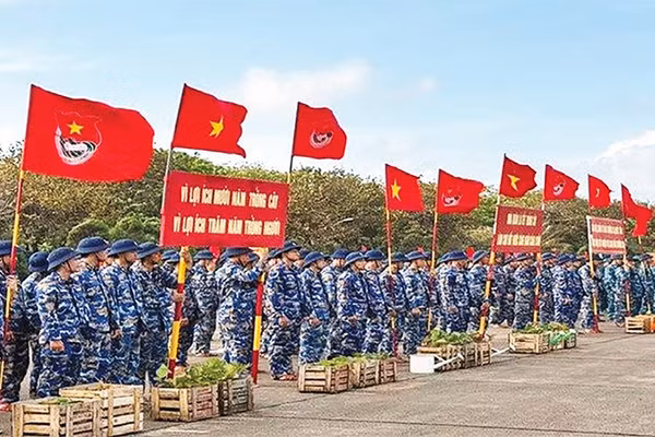 Quân dân đặc khu Trường Sa hưởng ứng Tết trồng cây đời đời nhớ ơn Bác Hồ. (Ảnh CTV)