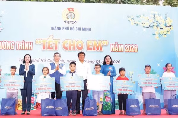 Liên đoàn Lao động Thành phố Hồ Chí Minh tổ chức chương trình tặng quà Tết cho con em đoàn viên, người lao động.