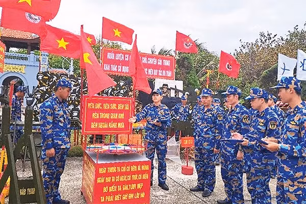 Chấm thi mô hình học cụ trong lễ ra quân huấn luyện tại đảo Trường Sa. (Ảnh CTV)