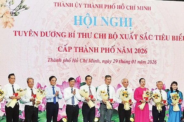 Tuyên dương bí thư chi bộ xuất sắc tiêu biểu cấp thành phố năm 2026. (Ảnh MẠNH HẢO)