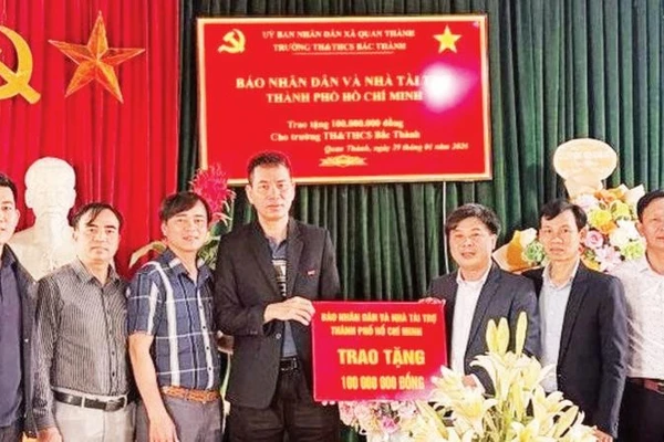 Đại diện Báo Nhân Dân tại Nghệ An trao tặng 100 triệu đồng cho Trường tiểu học và trung học cơ sở Bắc Thành. (Ảnh CHÂU PHƯỢNG)