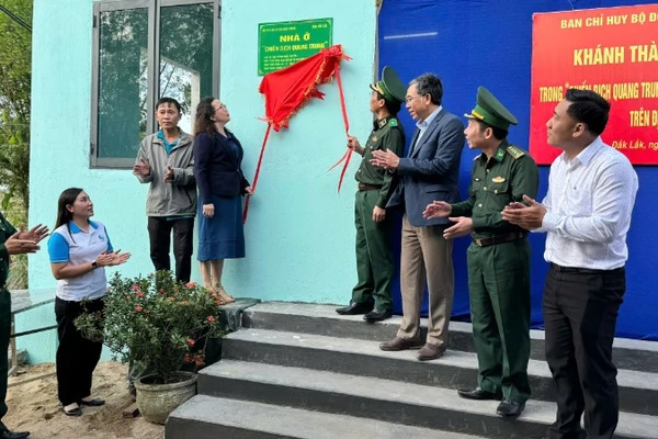 Thiếu tướng Vũ Quốc Ân, Phó Chính ủy Bộ đội Biên phòng cùng đại diện chính quyền địa phương kéo băng khánh thành nhà ở tặng gia đình ông Huỳnh Ngọc Thuyền, trú tại thôn Hiệp Đồng, xã Hòa Xuân.