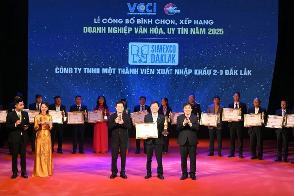 Ban tổ chức chương trình trao giải thưởng Doanh nghiệp Văn hóa, uy tín năm 2025 cho đại diện lãnh đạo Simexco Daklak.