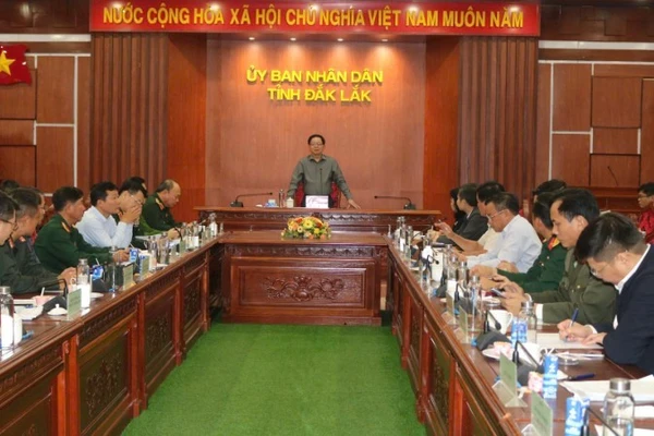 Phó Thủ tướng Chính phủ Hồ Quốc Dũng cùng Đoàn công tác của Chính phủ đã có buổi làm việc với tỉnh Đắk Lắk về tình hình khắc phục hậu quả thiên tai, tiến độ thực hiện “Chiến dịch Quang Trung”. (Ảnh: Thủy Loan)