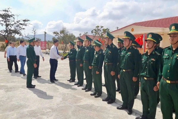 Đoàn công tác của Tỉnh ủy, Hội đồng nhân dân, Ủy ban nhân dân, Ủy ban Mặt trận Tổ quốc Việt Nam tỉnh Đắk Lắk đến thăm, chúc Tết cán bộ, chiến sĩ Đồn Biên phòng Hòa Hiệp Nam.