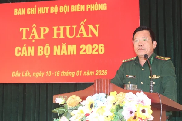 Đại tá Nguyễn Minh Tuyên, Phó Chỉ huy trưởng Bộ đội Biên phòng tỉnh Đắk Lắk phát biểu khai mạc lớp tập huấn.