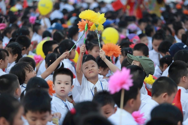 Để mỗi ngày đến trường là một ngày vui, các em cần được bảo vệ, chăm sóc toàn diện về sức khỏe, tinh thần. (Ảnh Thế Đại)