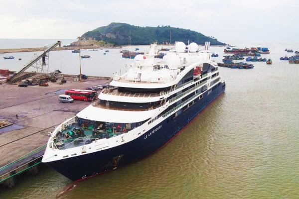 Du thuyền quốc tế cập cảng Hòn Hòn La, tỉnh Quảng Bình cũ.