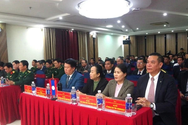 Đại biểu hai tỉnh của nước bạn Lào tham dự hội nghị.